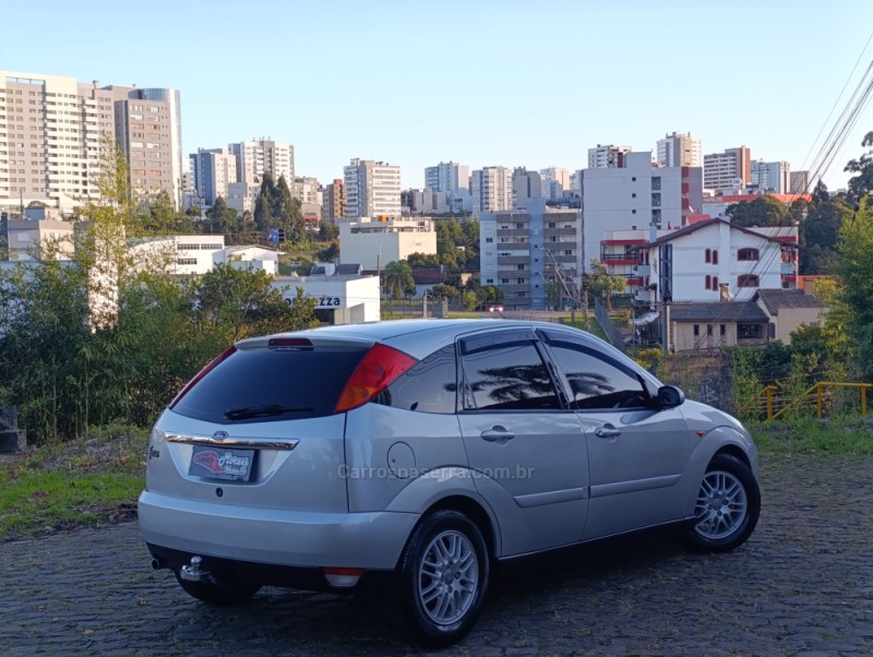 FOCUS 2.0 GHIA 16V FLEX 4P MANUAL - 2003 - CAXIAS DO SUL