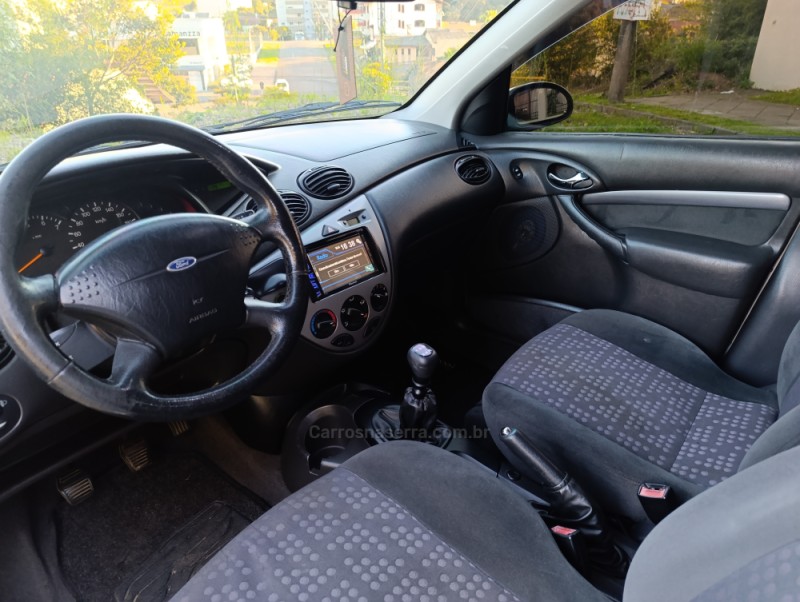 FOCUS 2.0 GHIA 16V FLEX 4P MANUAL - 2003 - CAXIAS DO SUL