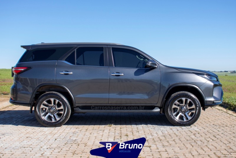 HILUX SW4 2.8 4X4 SRX PLATINUM TURBO 7 LUGARES DIESEL 4P AUTOMÁTICO - 2024 - PALMEIRA DAS MISSõES