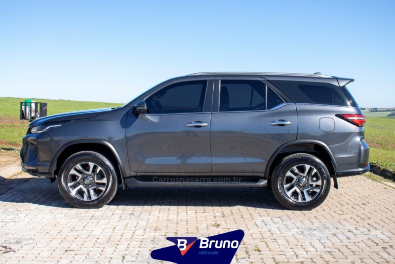 HILUX SW4 2.8 4X4 SRX PLATINUM TURBO 7 LUGARES DIESEL 4P AUTOMÁTICO - 2024 - PALMEIRA DAS MISSõES