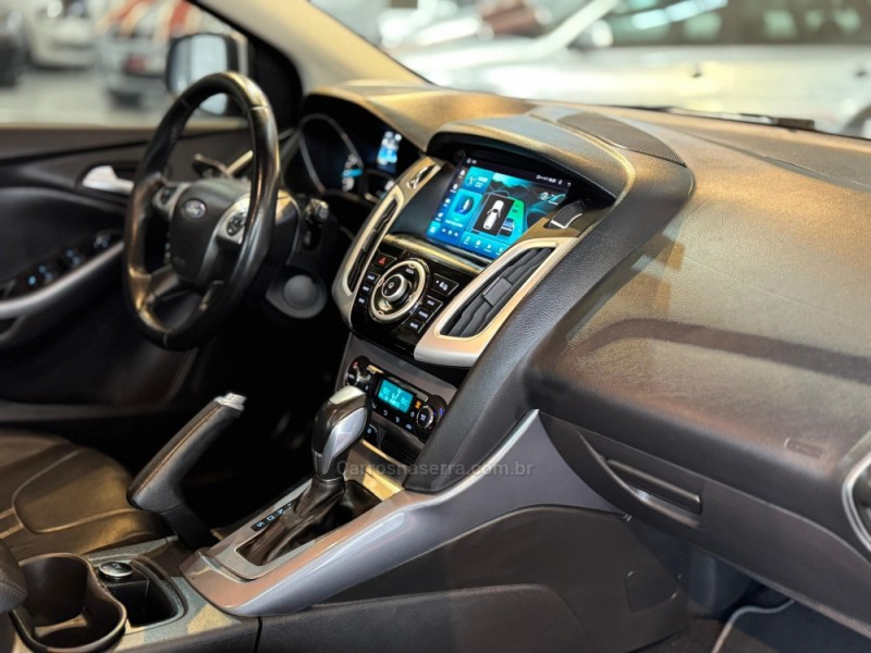FOCUS 2.0 TITANIUM HATCH 16V FLEX 4P AUTOMÁTICO - 2015 - ESTâNCIA VELHA
