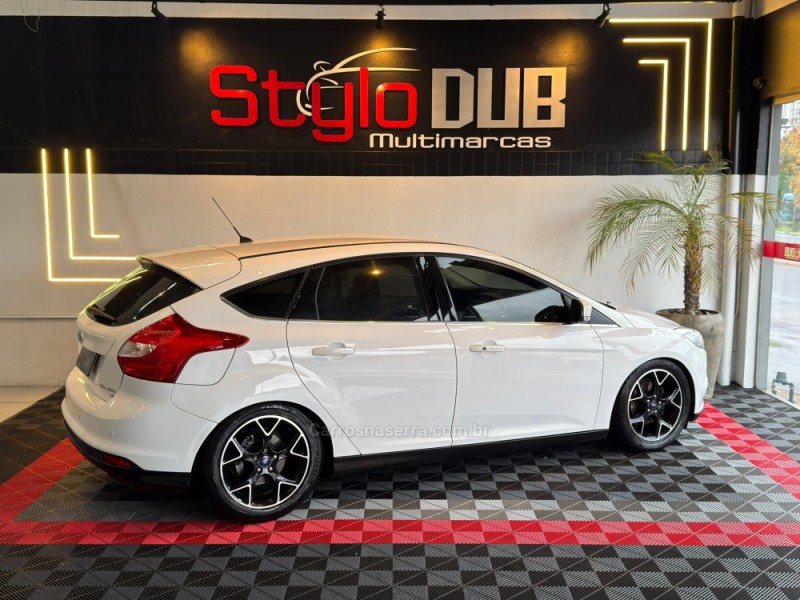 FOCUS 2.0 TITANIUM HATCH 16V FLEX 4P AUTOMÁTICO - 2015 - ESTâNCIA VELHA