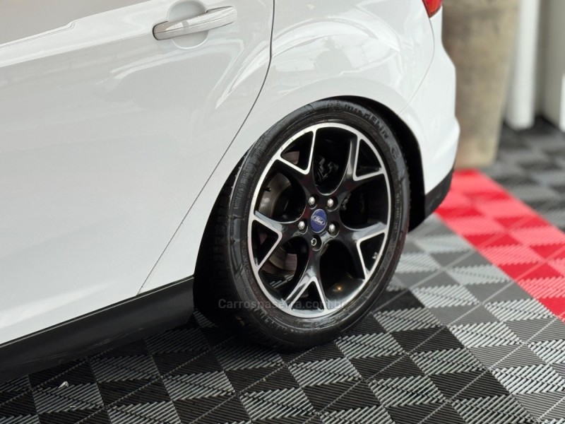 FOCUS 2.0 TITANIUM HATCH 16V FLEX 4P AUTOMÁTICO - 2015 - ESTâNCIA VELHA