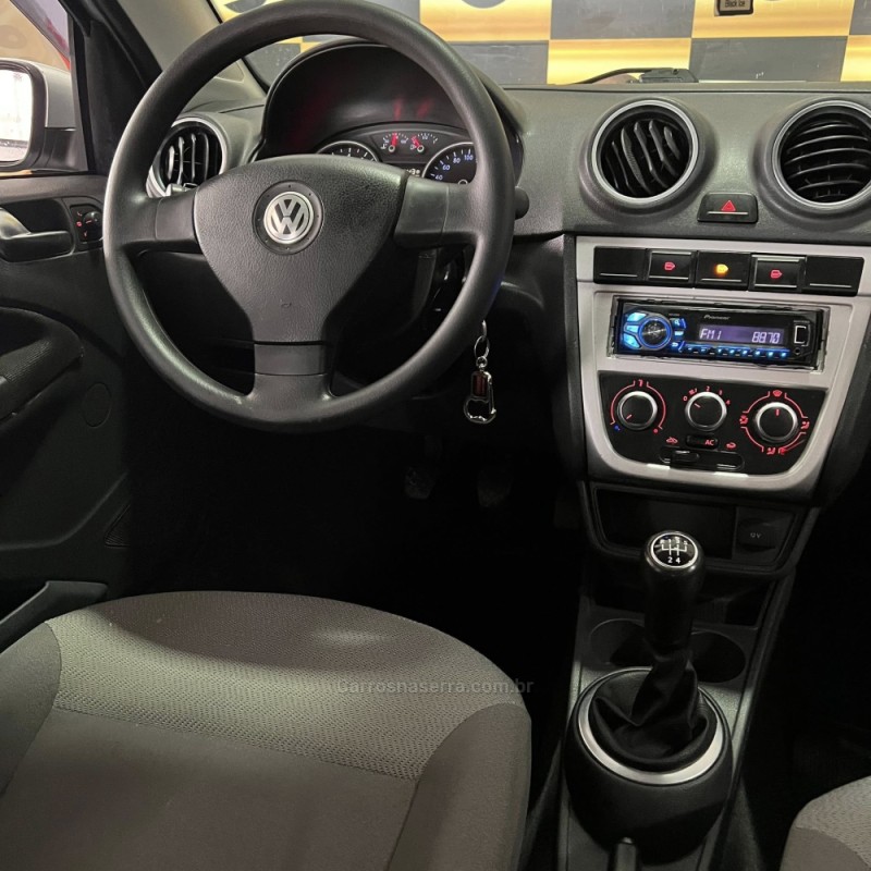 VOYAGE 1.0 MI 8V FLEX 4P MANUAL - 2010 - PORTãO