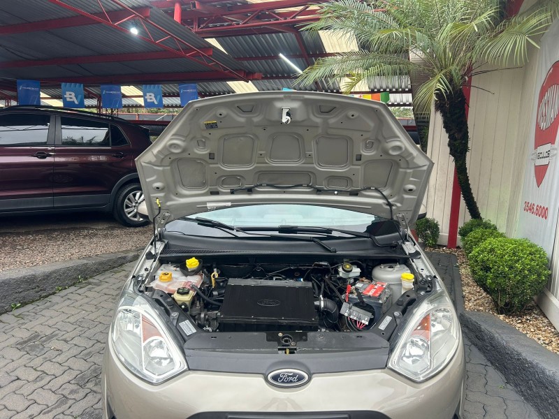 FIESTA 1.0 SE 8V FLEX 4P MANUAL - 2014 - TRêS COROAS