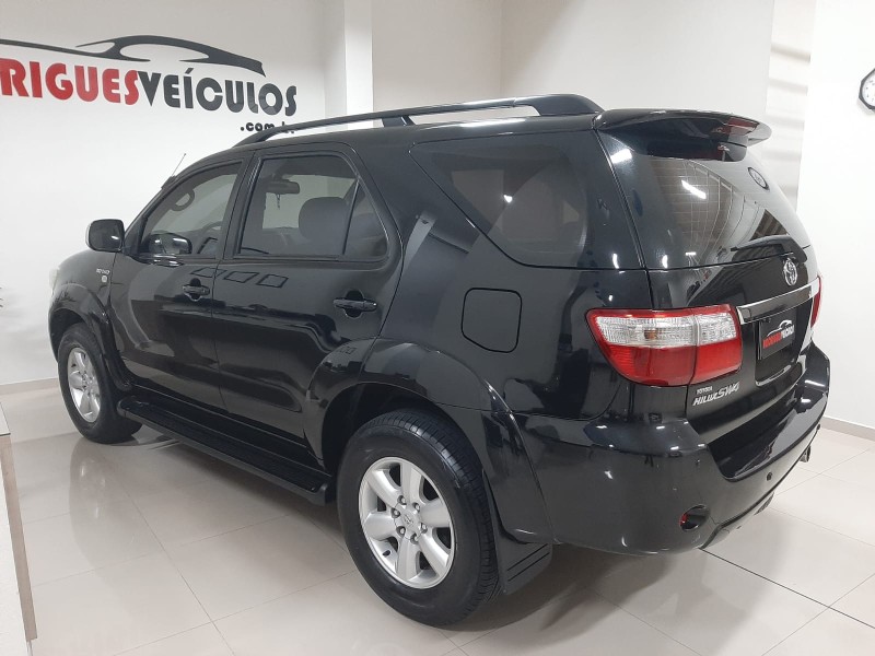 HILUX SW4 3.0 SRV 4X4 7 LUGARES 16V TURBO INTERCOOLER DIESEL 4P AUTOMÁTICO - 2011 - CAXIAS DO SUL