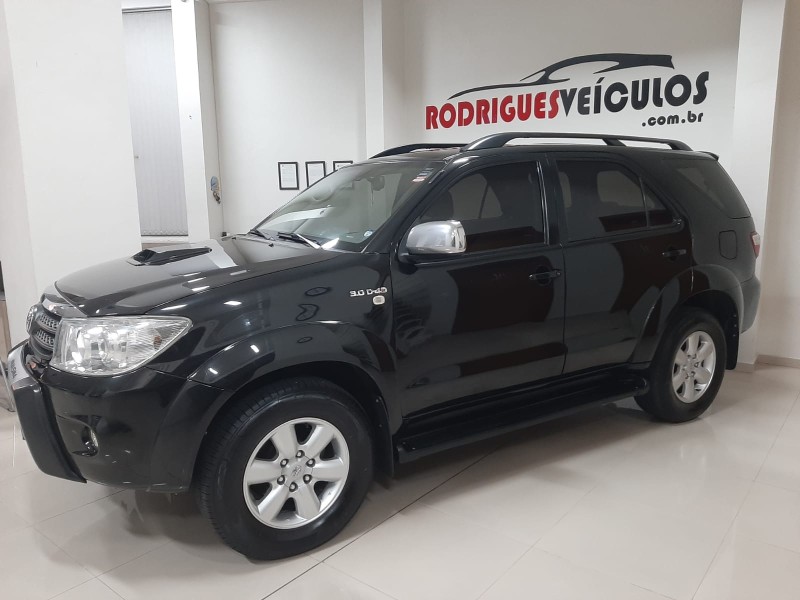 HILUX SW4 3.0 SRV 4X4 7 LUGARES 16V TURBO INTERCOOLER DIESEL 4P AUTOMÁTICO - 2011 - CAXIAS DO SUL