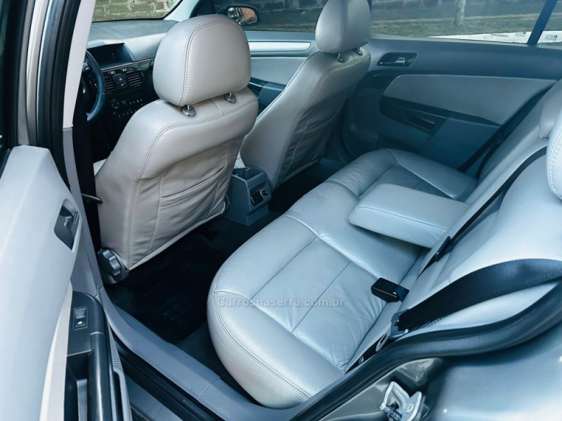 VECTRA 2.0 MPFI ELEGANCE 8V FLEX 4P MANUAL - 2011 - FARROUPILHA