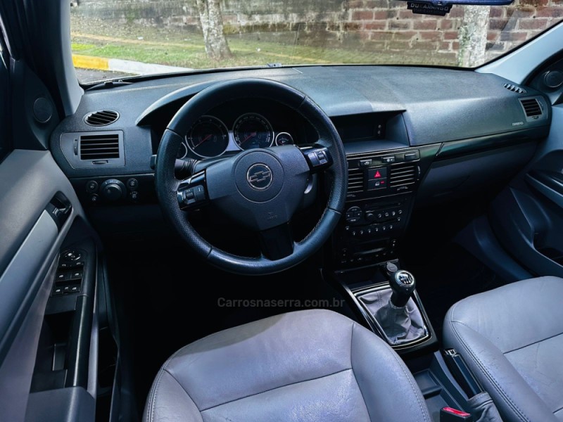 VECTRA 2.0 MPFI ELEGANCE 8V FLEX 4P MANUAL - 2011 - FARROUPILHA