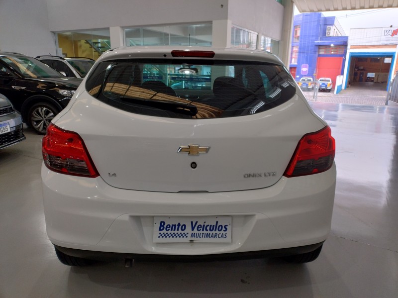 ONIX 1.4 MPFI LTZ 8V FLEX 4P MANUAL - 2014 - BENTO GONçALVES