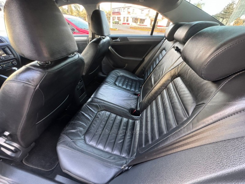 JETTA 2.0 TSI HIGHLINE 200CV GASOLINA 4P TIPTRONIC - 2012 - TAPEJARA
