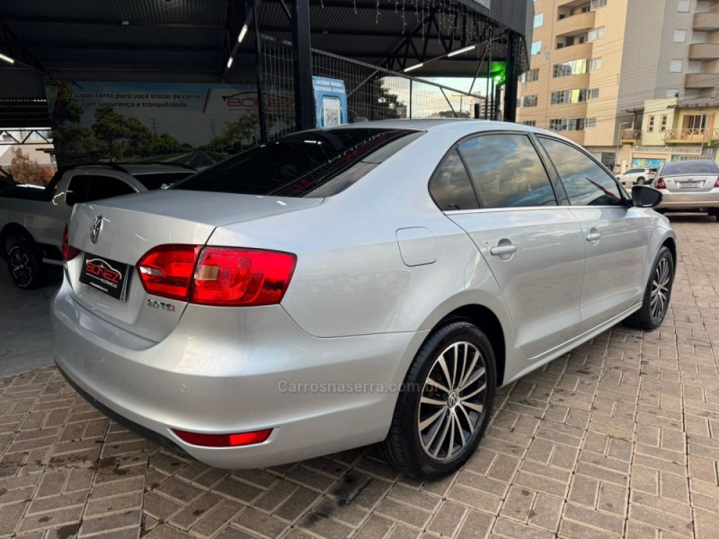 JETTA 2.0 TSI HIGHLINE 200CV GASOLINA 4P TIPTRONIC - 2012 - TAPEJARA