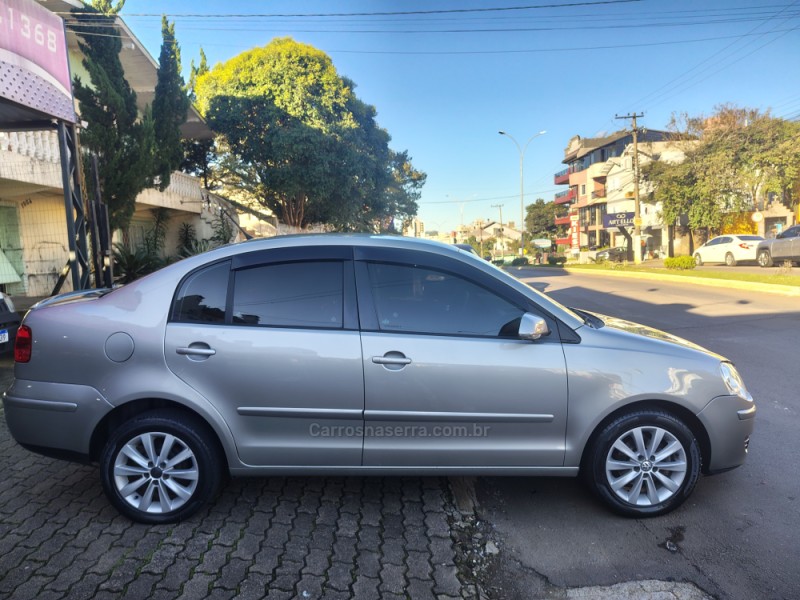 POLO SEDAN 1.6 MI COMFORTLINE 8V FLEX 4P MANUAL - 2011 - GUAPORé