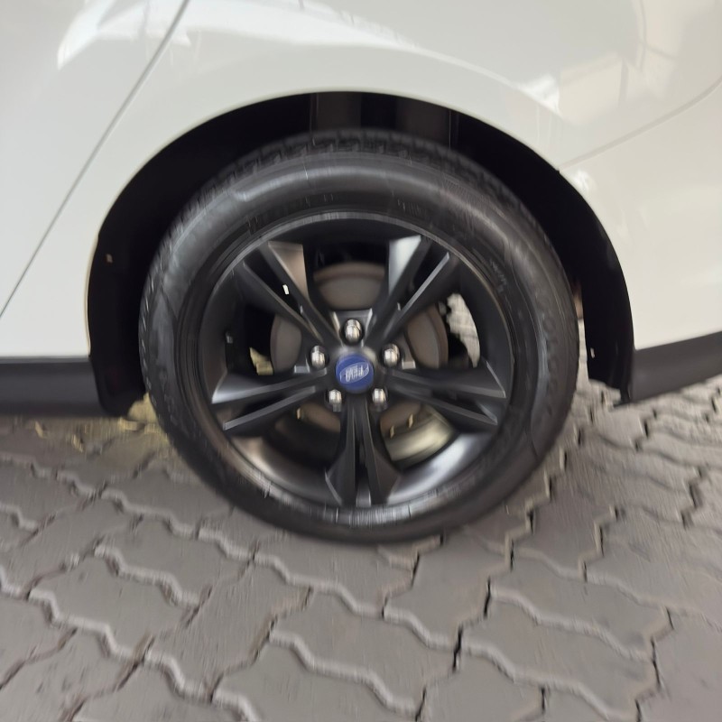 FOCUS 1.6 SE 8V FLEX 4P MANUAL - 2015 - CAXIAS DO SUL