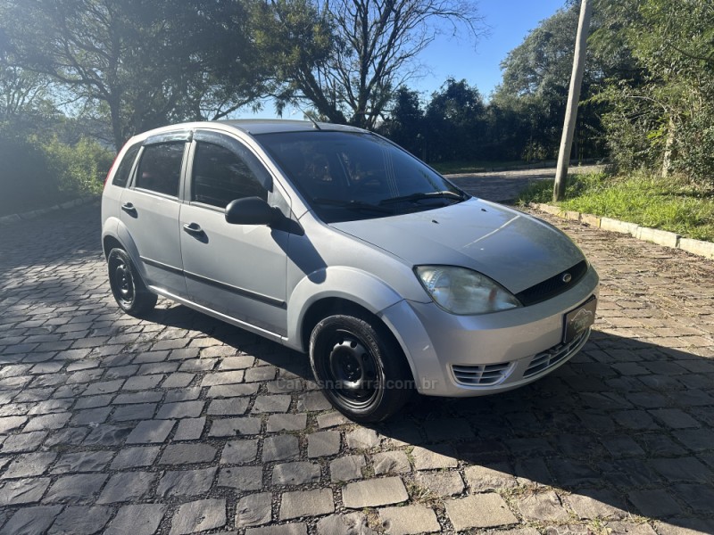 FIESTA 1.0 MPI PERSONNALITÉ 8V GASOLINA 4P MANUAL - 2004 - NOVA PRATA