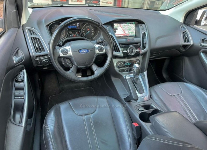 FOCUS 2.0 TITANIUM PLUS FASTBACK 16V FLEX 4P AUTOMÁTICO - 2015 - ESTâNCIA VELHA