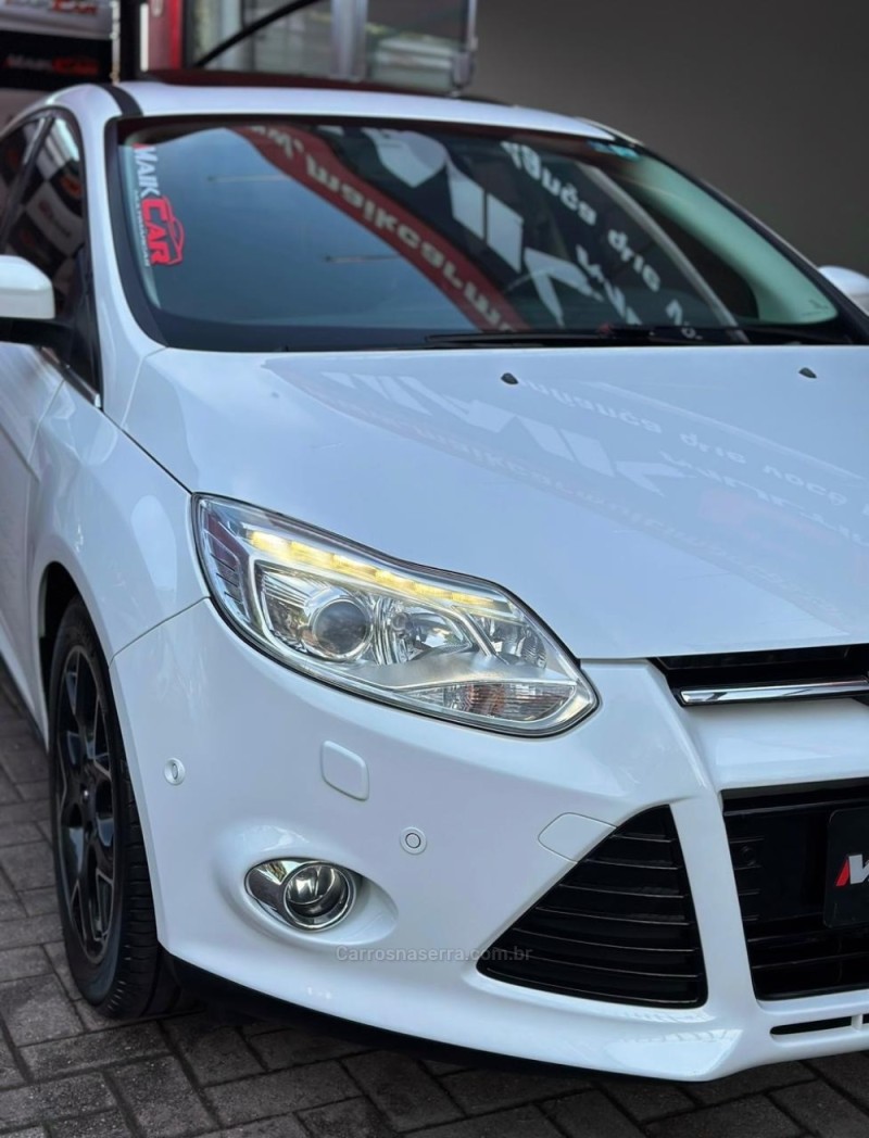 FOCUS 2.0 TITANIUM PLUS FASTBACK 16V FLEX 4P AUTOMÁTICO - 2015 - ESTâNCIA VELHA