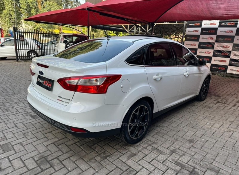 FOCUS 2.0 TITANIUM PLUS FASTBACK 16V FLEX 4P AUTOMÁTICO - 2015 - ESTâNCIA VELHA