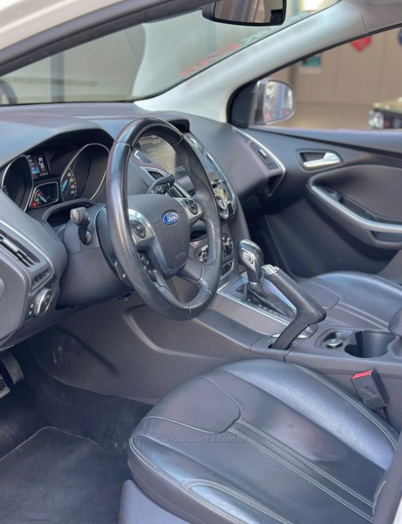 FOCUS 2.0 TITANIUM PLUS FASTBACK 16V FLEX 4P AUTOMÁTICO - 2015 - ESTâNCIA VELHA