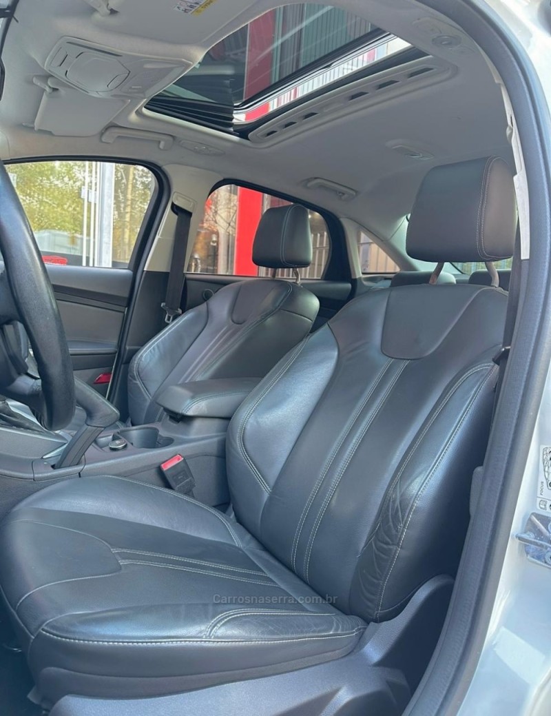 FOCUS 2.0 TITANIUM PLUS FASTBACK 16V FLEX 4P AUTOMÁTICO - 2015 - ESTâNCIA VELHA