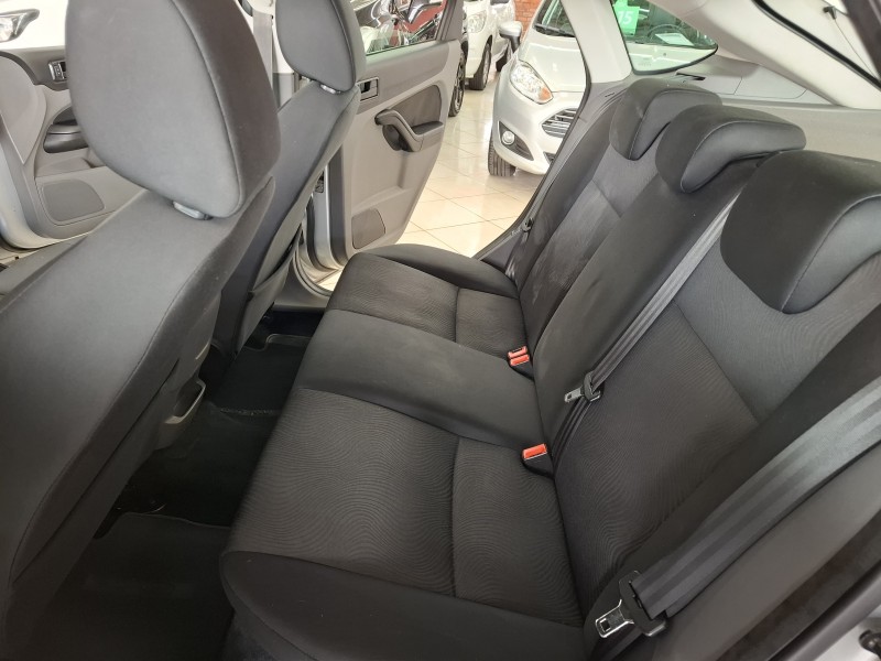 FOCUS 1.6 GLX 8V FLEX 4P MANUAL - 2012 - FARROUPILHA