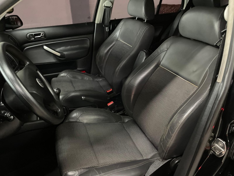 GOLF 1.6 MI SPORTLINE 8V FLEX 4P MANUAL - 2010 - BOM PRINCíPIO