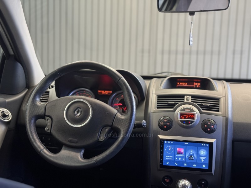 MÉGANE 1.6 DYNAMIQUE GRAND TOUR 16V FLEX 4P MANUAL - 2011 - DOIS IRMãOS