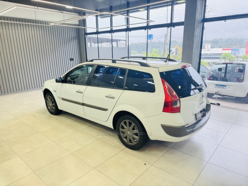 MÉGANE 1.6 DYNAMIQUE GRAND TOUR 16V FLEX 4P MANUAL - 2011 - DOIS IRMãOS