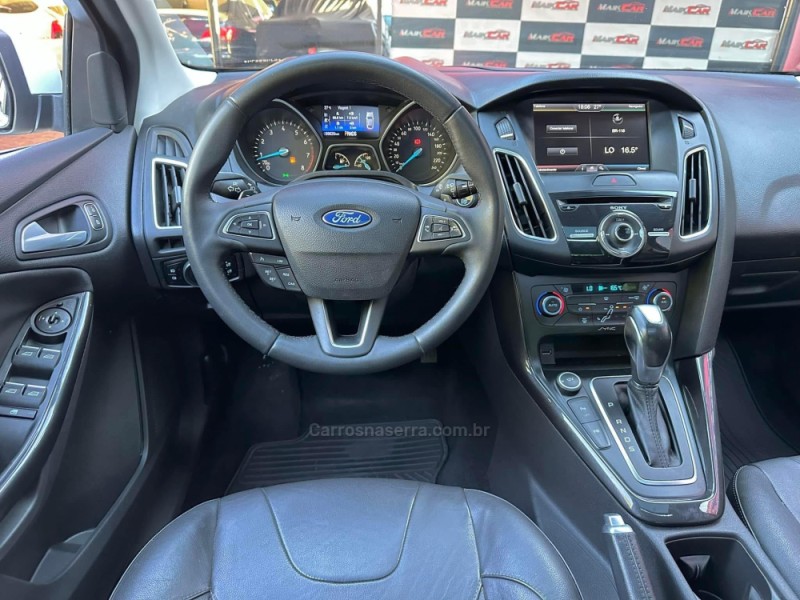 FOCUS 2.0 TITANIUM PLUS FASTBACK 16V FLEX 4P AUTOMÁTICO - 2017 - ESTâNCIA VELHA