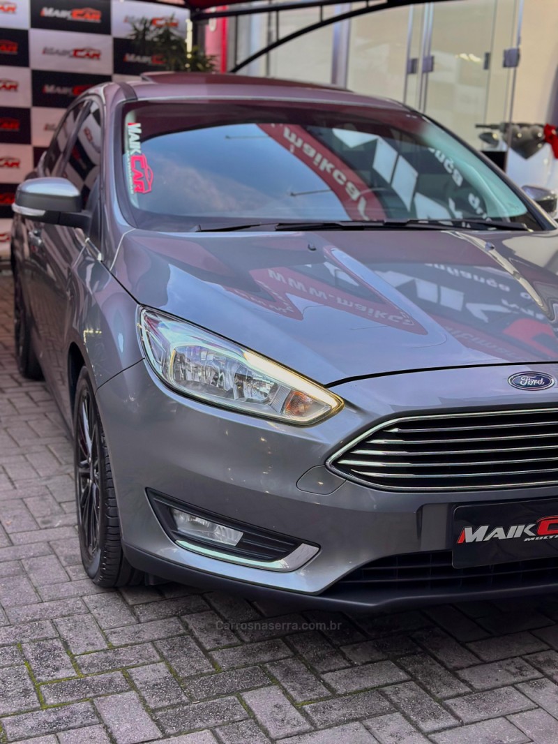 FOCUS 2.0 TITANIUM PLUS FASTBACK 16V FLEX 4P AUTOMÁTICO - 2017 - ESTâNCIA VELHA