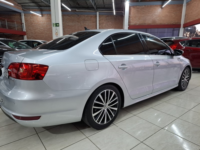 JETTA 2.0 TSI HIGHLINE 200CV GASOLINA 4P TIPTRONIC - 2012 - FARROUPILHA