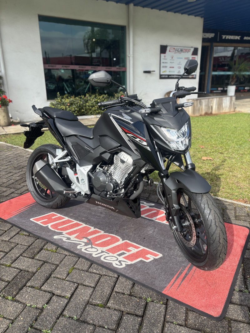 CB 300F TWISTER CBS - 2025 - FELIZ