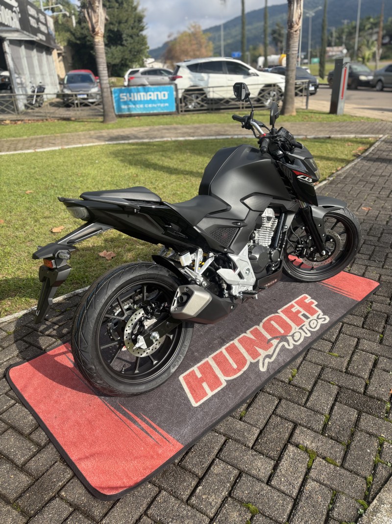 CB 300F TWISTER CBS - 2025 - FELIZ