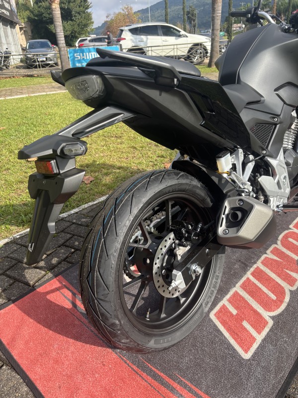CB 300F TWISTER CBS - 2025 - FELIZ