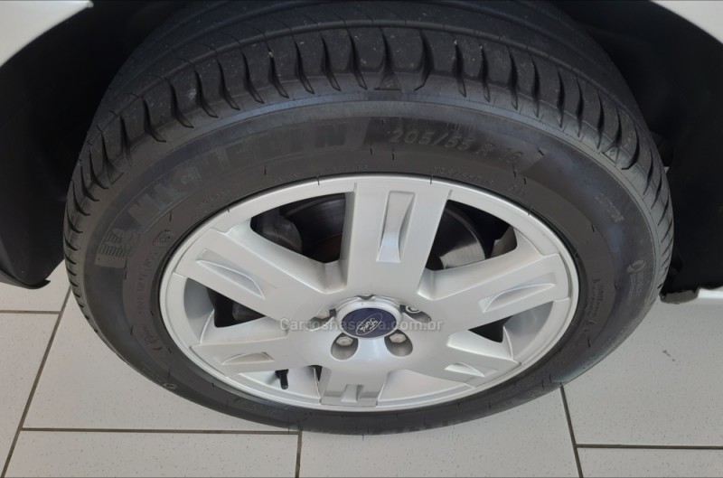 MONDEO 2.0 GHIA 16V GASOLINA 4P AUTOMÁTICO - 2004 - GARIBALDI
