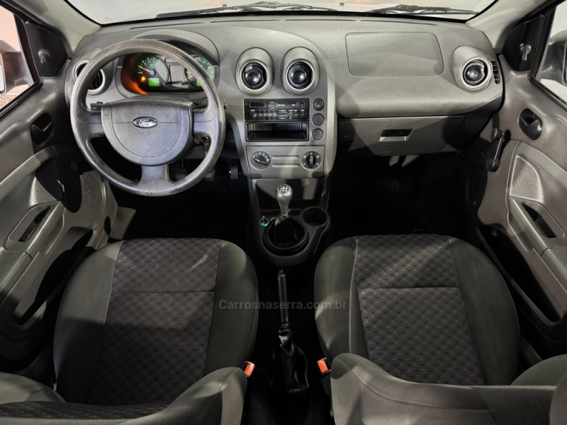 FIESTA 1.0 MPI PERSONNALITÉ 8V GASOLINA 4P MANUAL - 2005 - NOVA PRATA