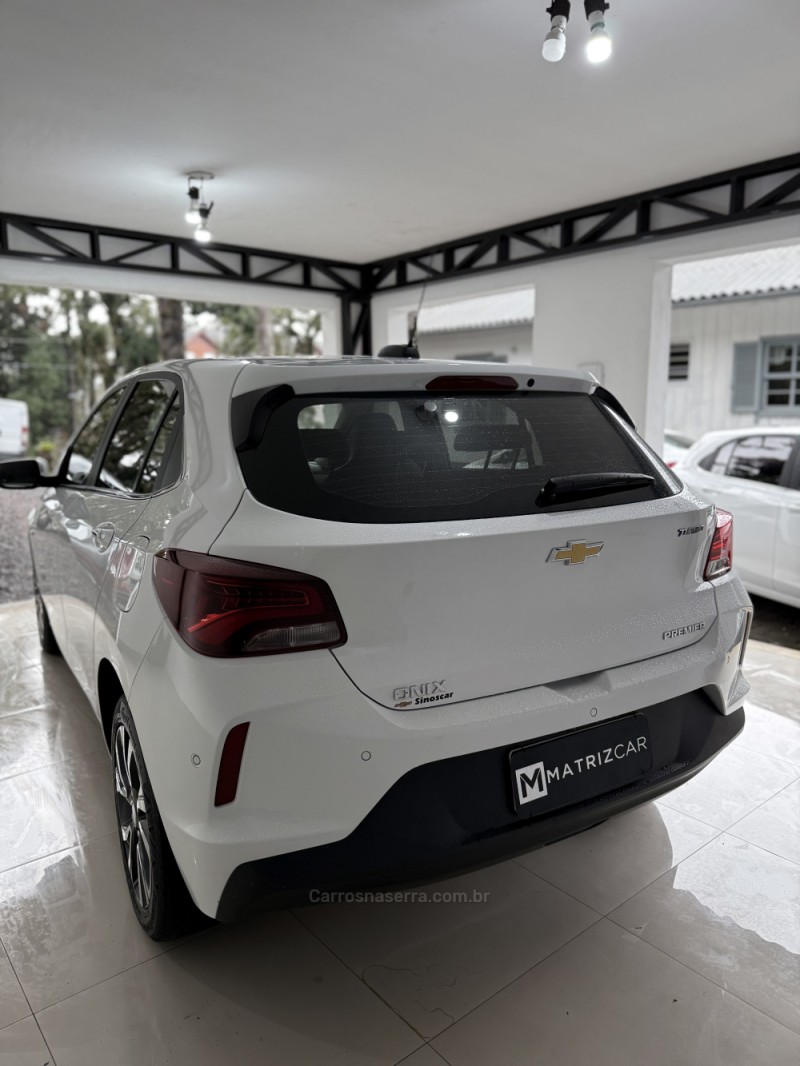 ONIX 1.0	PREMIER PLUS 8V TURBO FLEX 4P AUTOMÁTICO - 2024 - CANELA