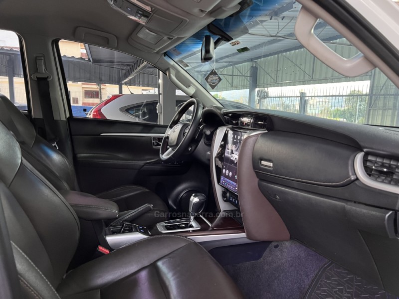 HILUX SW4 2.8 SRX 4X4 7 LUGARES 16V TURBO INTERCOOLER DIESEL 4P AUTOMÁTICO - 2017 - BOM PRINCíPIO