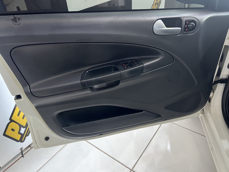 VOYAGE 1.0 I TREND 16V FLEX 4P MANUAL - 2012 - PORTãO