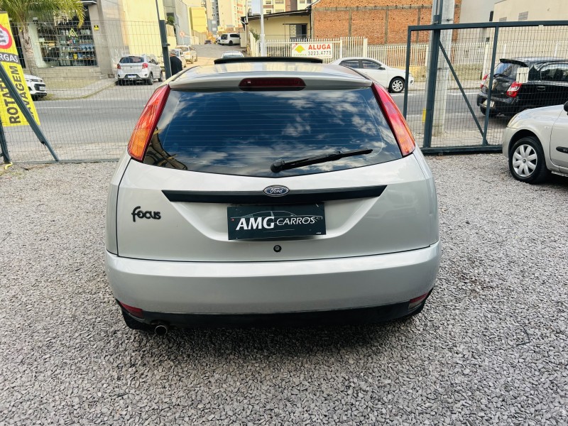 FOCUS 2.0 GHIA 16V GASOLINA 4P MANUAL - 2003 - CAXIAS DO SUL