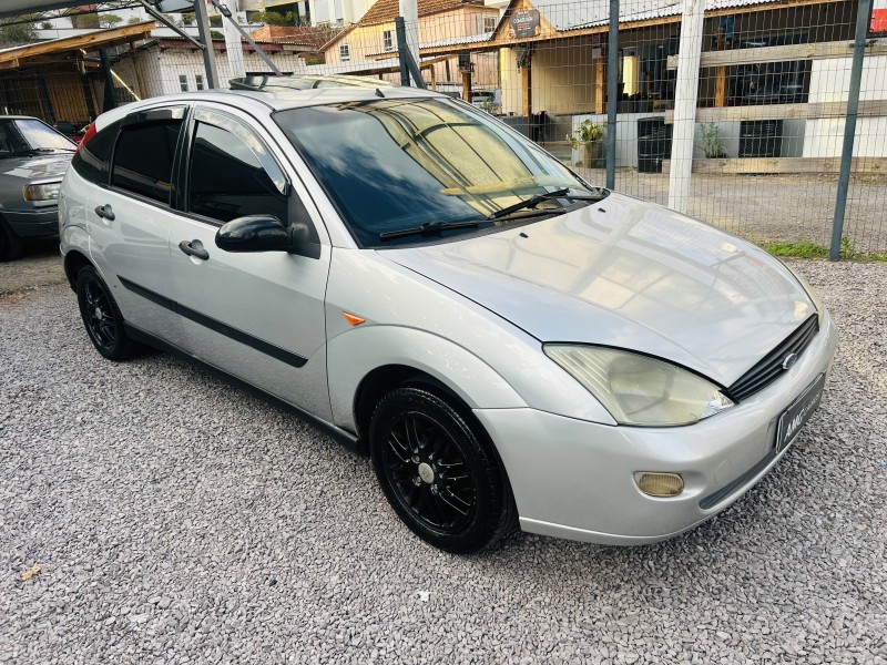 FOCUS 2.0 GHIA 16V GASOLINA 4P MANUAL - 2003 - CAXIAS DO SUL