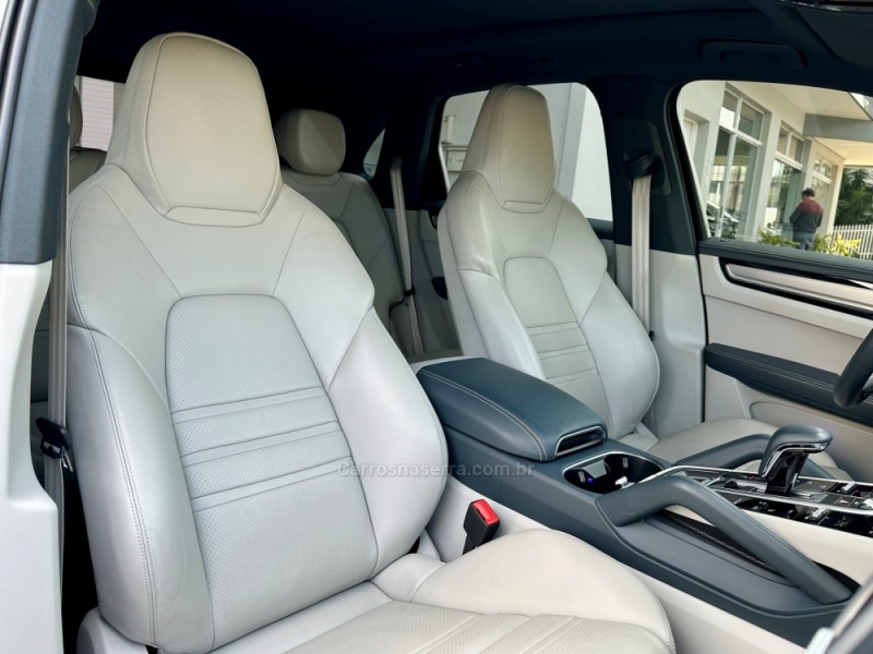 CAYENNE 3.0 V6 E-HYBRID PLATINUM EDITION AWD S HÍBRIDO 4P AUTOMÁTICO - 2023 - GUAPORé