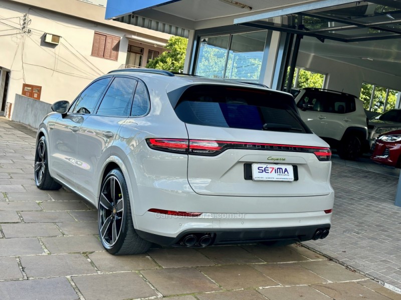 CAYENNE 3.0 V6 E-HYBRID PLATINUM EDITION AWD S HÍBRIDO 4P AUTOMÁTICO - 2023 - GUAPORé