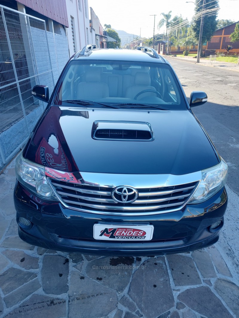 HILUX SW4 3.0 SRV 4X4 7 LUGARES 16V TURBO INTERCOOLER DIESEL 4P AUTOMÁTICO - 2013 - TRêS COROAS