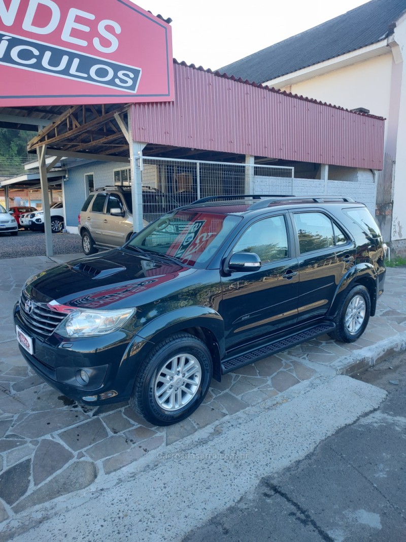 HILUX SW4 3.0 SRV 4X4 7 LUGARES 16V TURBO INTERCOOLER DIESEL 4P AUTOMÁTICO - 2013 - TRêS COROAS
