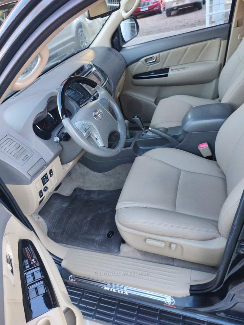 HILUX SW4 3.0 SRV 4X4 7 LUGARES 16V TURBO INTERCOOLER DIESEL 4P AUTOMÁTICO - 2013 - TRêS COROAS