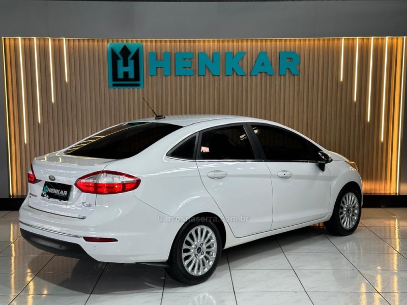 FIESTA 1.6 TITANIUM PLUS SEDAN 16V FLEX 4P AUTOMÁTICO - 2017 - CAMPO BOM