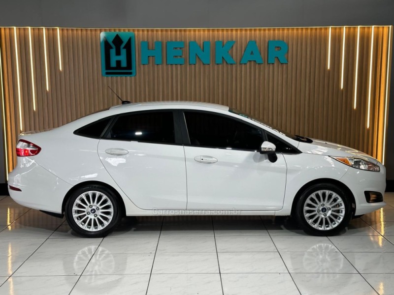 FIESTA 1.6 TITANIUM PLUS SEDAN 16V FLEX 4P AUTOMÁTICO - 2017 - CAMPO BOM