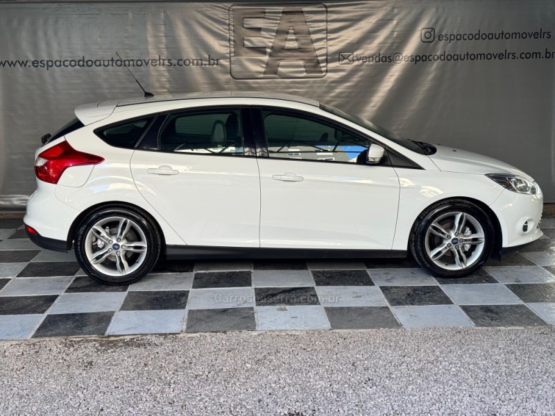 FOCUS 2.0 SE 16V FLEX 4P AUTOMÁTICO - 2015 - NOVA PRATA
