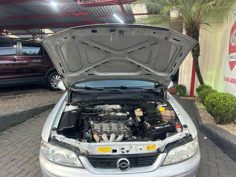 VECTRA 2.0 MPFI EXPRESSION 8V GASOLINA 4P MANUAL - 2002 - TRêS COROAS